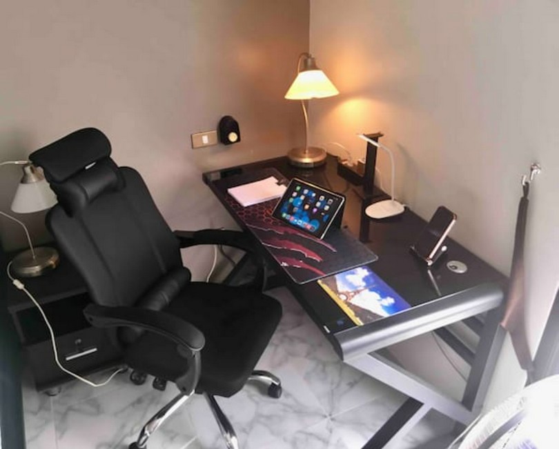 villa Siam studio Dream For digital nomads, desk, adjustable office chair, comfortable, to work from a peaceful place. 02